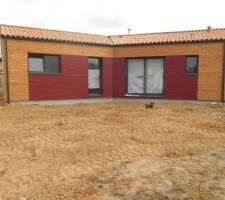 L'emplacement de la terrasse n'est plus visible mais on peut l'imaginer dans la forme inversée de notre maison et en continuité de la partie rouge de notre façade