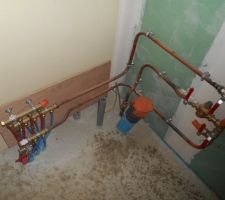 Nous voyons que notre plombier suite à une erreur de positionnement de la nourrice (arrivée centrale de l'eau) à du faire un montage pas trop disgracieux que nous pourrons cacher ultérieurement, et qui permet malgré tout à notre porte coulissante de coulisser ^^
PS ; suite à quelques soucis j'ai du déplacer ma cloison de 30cm... je reviendrais dessus dans le récit ultérieurement.