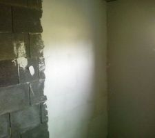 Mise en oeuvre d'un enduit pour lisser les murs de la cave