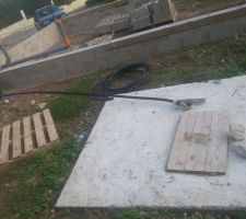 Installation du tuyau de raccord pour l'eau du puits avant le plancher!!