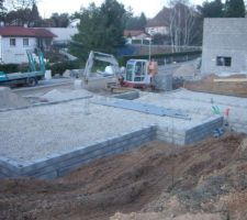 Finalement peut être qu'un vide sanitaire aurait permis de mettre une ou deux rangées de plus pour surélever la maison coté pente (maison en bas de la pente du terrain...)