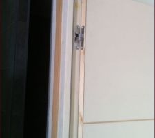 Porte à charnière invisible