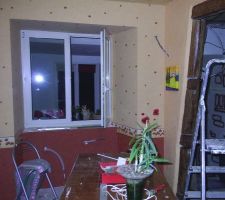 La tapisserie est posé alors que la cuisine n'est pas encore finit!!
 Je vais m'attaquer au montage des éléments de cuisine en beton cellulaire