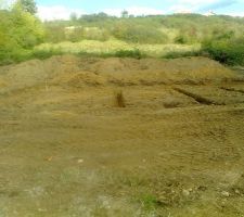 Le terrain moins d'une semaine après le début des travaux. On voit déjà l'emplacement des futures fondations!