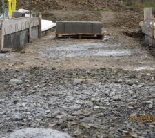 Endroit du préau, il va falloir remblayer tout ça !