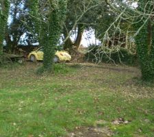 Haut du terrain avec voie d acces..