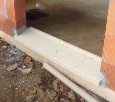 Les seuils de portes et fenêtres sont posés. En voici un pour montrer la couleur