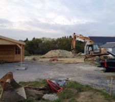 Arrivée de la pelle pour le terrassement des fondations