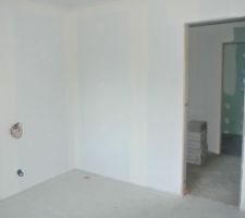 Notre chambre, dressing au milieu et salle d'eau au fond.
Reste les portes à galandage parquet et carrelage et faience dans la salle d'eau