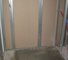 Cloisonnement de la salle d'eau des filles plus ragr&eacute;age du sol