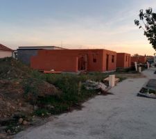 Les autres maisons avant dans la rue ont déjà commencé à pousser (il n'y avait pas de murs il y a trois jours)