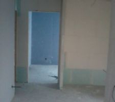 Entr&eacute;e : vue sur la chambre/bureau du RDC