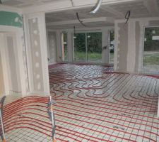 Vue du réseau de canalisation du plancher chauffant dans les pièces de vie