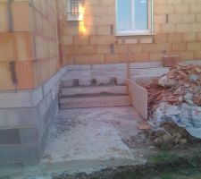 Escalier pour accès à la terrasse intérieure coulé