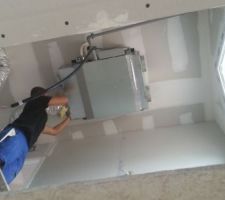 Préparation pour recevoir l'ensemble clim réversible dans l'escalier qui dessert les pièces du haut et sera par la suite dissimulé sous un faux- plafond composé de dalle de 0.6x1.20 isolant