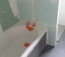 Préparation pour la pose carrelage salle de bains baignoire et douche à l'italienne