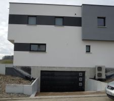 Descente de garage avec ses murs en L. L'enrobé sera mis semaine prochaine.