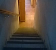 L'escalier n'est pas encore peint parce qu'on ne sait pas comment rattraper les erreurs de PCA. De plus, le carrelage sonne creux sur pas mal de carreaux et certains nez de marche sont branlants!