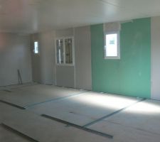 Les pièces prennent forme : en partant du fond : wc, bureau, sdb, et dressing de notre chambre