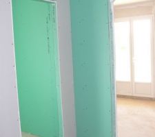 Vue depuis le dressing de notre chambre : en face la chambre avec la porte fenêtre donnant sur la terrasse et à gauche l'entré de notre sdb