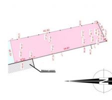 Un terrain étroit, le seul chemin d?accès est au sud