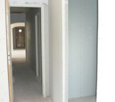 Vue de notre chambre : le couleur en face et l'entrée de notre dressing à droite