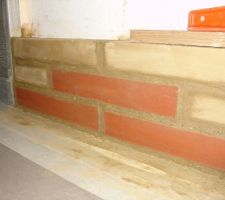 Les trois premiers rangs avec les premières briques en terre cuite pour les problemes d'eau et pour rigidifier la base du mur.