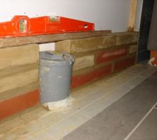 Les trois premiers rangs avec les premières briques en terre cuite pour les problemes d'eau et pour rigidifier la base du mur.