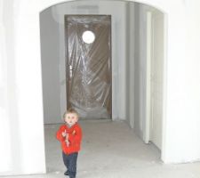 Pierre devant le hall d'entrée