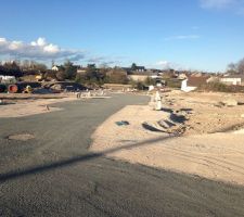 La route pour le lotissement est pr&ecirc;te, du moins l'acc&egrave;s. Photo du 02/04/2014.