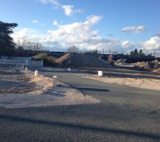 La route pour le lotissement est pr&ecirc;te, du moins l'acc&egrave;s. Photo du 02/04/2014. A gauche les lots de 50 &agrave; 46.