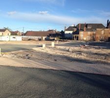 La route pour le lotissement est pr&ecirc;te, du moins l'acc&egrave;s. Photo du 02/04/2014. A droite les lots de 51 &agrave; 54.