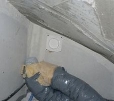 Bouche avec clapet pour la vmc du bas, sous ml'escalier