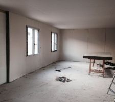 Notre chambre (au fond ) et celle du futur deuxième enfant , faite on s'arrête la car il fait le placo collée vert pour la salle de bain  et il est tout dessous les autres :-) alors on repart de l'autre côté