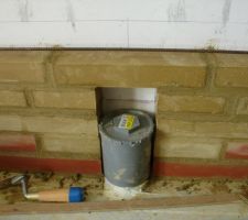 Ce matin ,mise en place du "pont" au dessus de l'arrivée d'air exterieur avec mise en place du fer à béton.