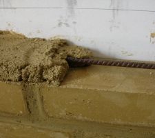 Puis je noie le fer à beton dans le mortier.