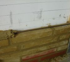 Puis je noie le fer à beton dans le mortier.