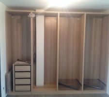 Dressing de l'entrée terminé ( enfin! ). Eh oui , avec 3m de caissons à faire rentrer dans 2,94, ça paraît bête mais c'est compliqué surtout avec en plus un coffrage d'évacuation d'eaux