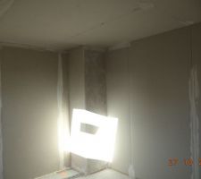 Habillage tube poujoulat dans chambre 2