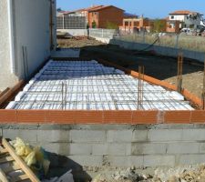 Extension côté est : future cuisine qui va ensuite communiquer avec le salon (grande ouverture de 2 m de large prévue dans le mur existant). C'est le mur de devant la photo qui a posé un problème lors des fondations : la fondation n'était pas d'équerre avec l'existant.