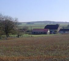 La maison plantée dans le paysage (vue vers l'est)
