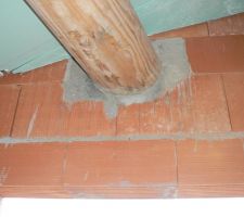 Extrémité de la poutre (de 6 m de long) de l'extension en plafond rampant, reposant au-dessus d'une porte-fenêtre, sans dispositif de soutien particulier, autre que le linteau de la fenêtre. MFC a repris ce soutien en rajoutant une poutre métallique et ferraillage sous la poutre.
