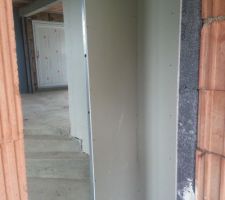 Vue depuis le garage avec renfoncement pour armoire