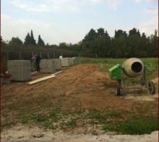 Livraison des mat&eacute;riaux pour le montage des murs d'entr&eacute;e du lotissement