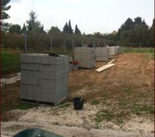 Livraison des matériaux pour le montage des murs d'entrée du lotissement