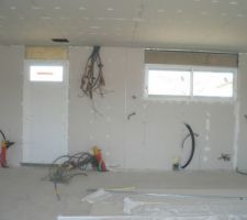 Cuisine et cellier....le tableau electrique promet vu le fatras!!! vive les etiquettes