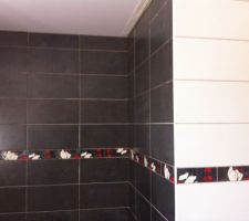 Un aperçu de la faïence de la salle de bain: 
La pièce est blanc cassé et l'espace douche italienne en anthracite avec une frise qui fait le lien entre les deux (la photo ne rend pas très bien mais joints blanc pour les carreaux blancs cassés et noirs pour les carreaux anthracite)