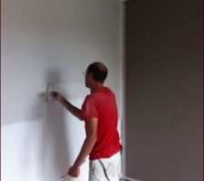 La chambre parentale avec son mur "tête de lit" couleur truffe et le reste couleur lin