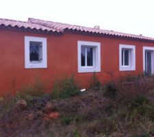 L'enduit de façade coloris O90 BRIQUE NATURELLE, le coloris est plus uniforme après séchage