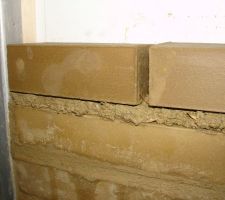 Pose des briques precedement plongées dans l'eau.